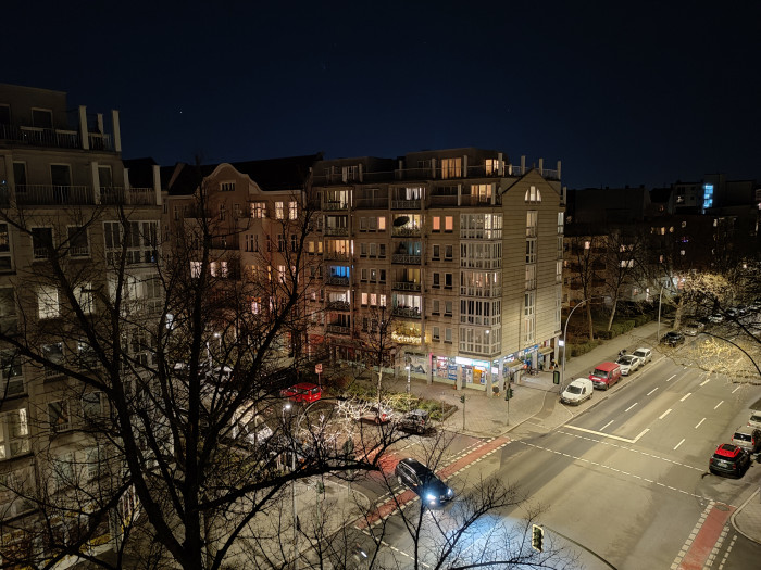 Nachtaufnahmen gelingen beim Oneplus 9 sowohl mit der Hauptkamera ...